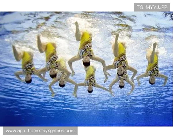 花样游泳队成套动作衔接顺畅，整体表现更具连贯性